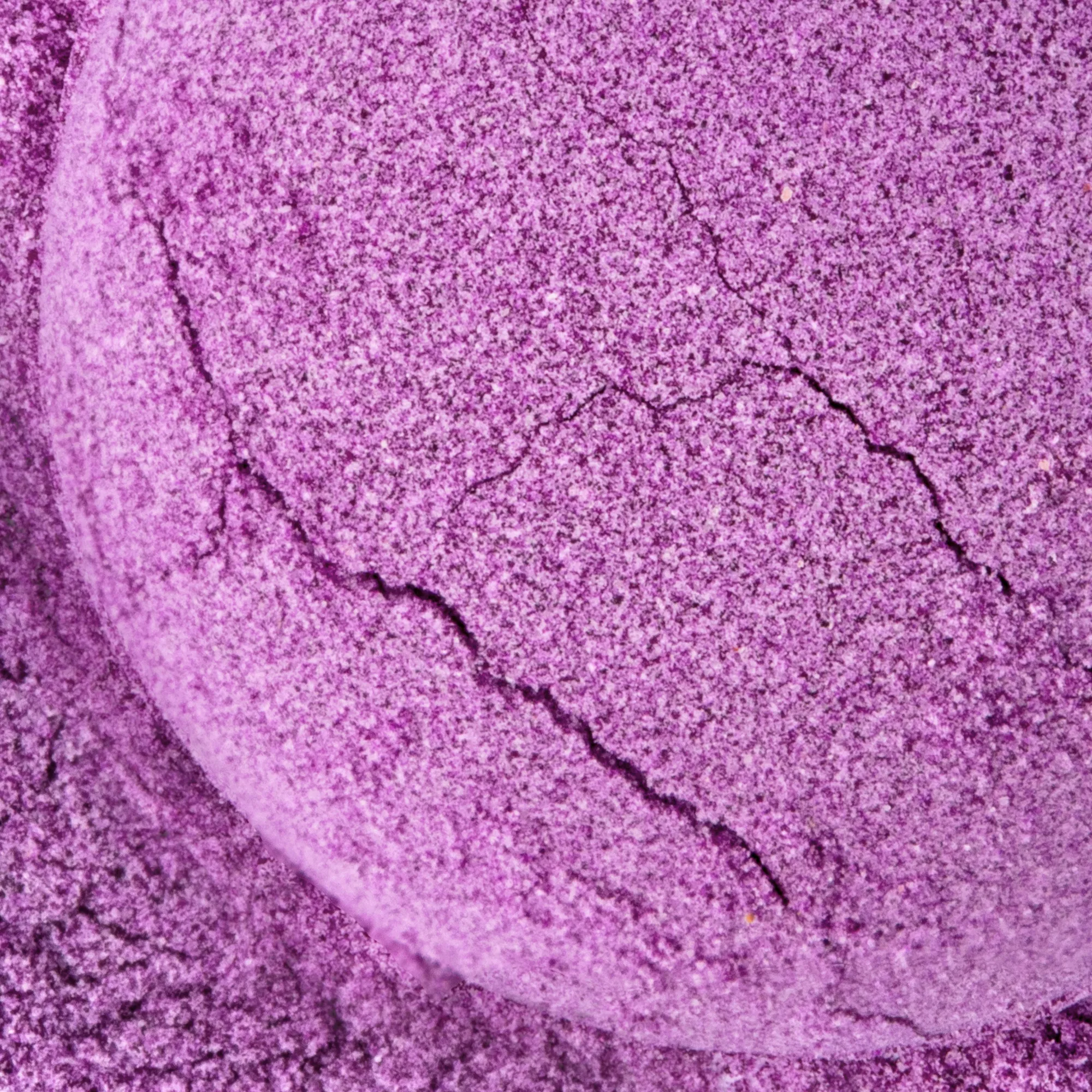 Poudre d'ube vue de très près, fine et violette.
